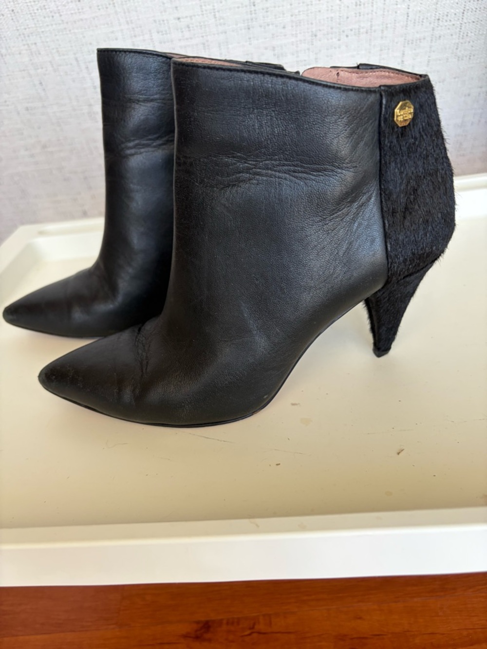 Louise et Cie Black Leather Pointed-Toe Ankle Boots with Textured Heel